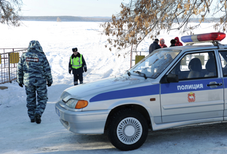 Внедорожник провалился под лед под Астраханью, два человека погибли
