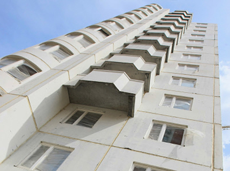 Переселенцы пожаловались на состояние 20 квартир в первом доме реновации жилья в столице