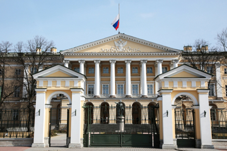 Власти Петербурга отреставрируют фасады Смольного и вымостят сад за 220 млн рублей