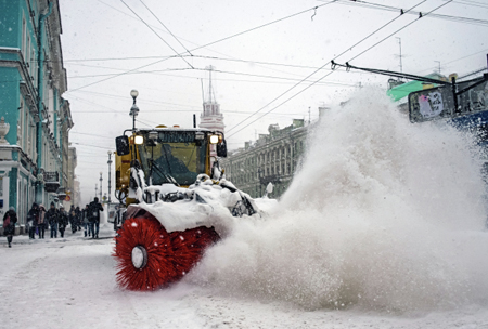 Автомобили серьезно усложнили уборку снега в центре города, необходимо уточнить правила парковки