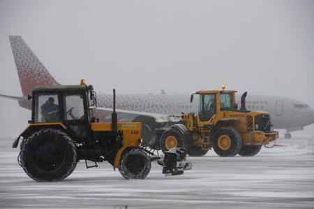Главный аэропорт Камчатки открылся после расчистки от снега