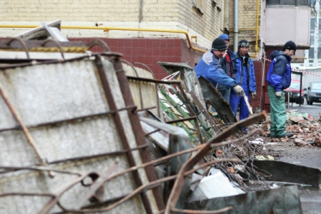 Тюменская пятиэтажка эвакуирована после обрушения балконов во время ремонта
