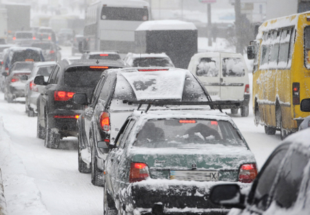 Возобновлено движение грузовиков и автобусов, ограниченное в Курганской области из-за сильного снегопада и метели