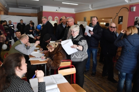 Наблюдатели из 20 стран следят за голосованием в Крыму