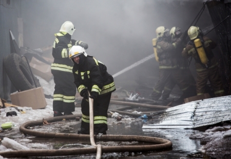 Пожар в торговом центре тушат в Иркутской области