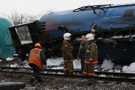 Два грузовых вагона сошли с рельсов в Самарской области, погибли два железнодорожника