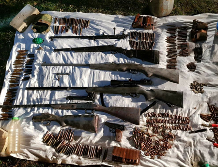 Схрон с оружием найден в ущелье в Крыму