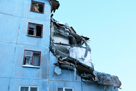 Число жертв взрыва газа в мурманской пятиэтажке увеличилось до трех человек