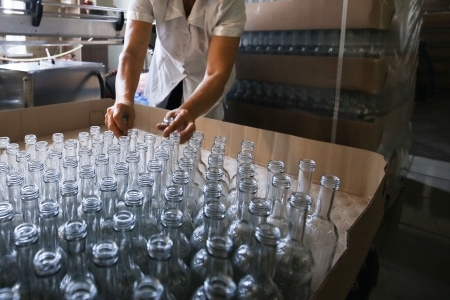 Около 9 тыс. бутылок нелегального алкоголя изъято на складе в Тюмени