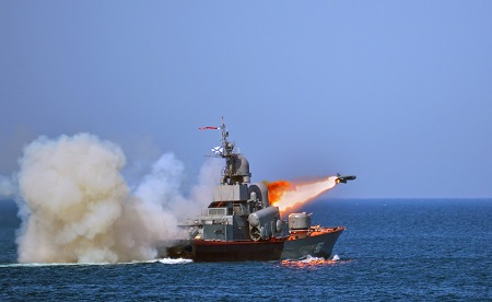 Корабли и катера Черноморского флота нанесли удар крылатыми ракетами по отряду кораблей противника на учениях