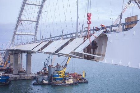 Завершен монтаж аэродинамических обтекателей автодорожной арки Крымского моста