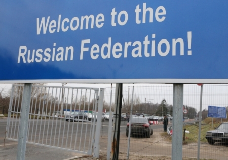 Псковские пограничники прогнозируют очереди грузовиков на границе с Латвией