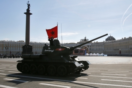 В Петербурге по Дворцовой площади в День Победы пройдут танки Т-34, "Искандеры" и С-400