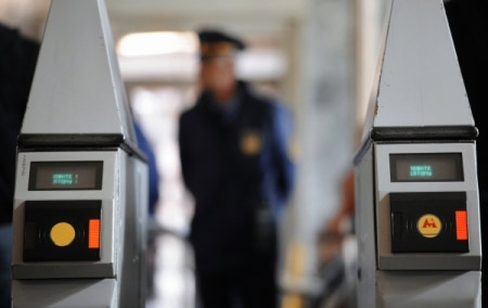 В петербургском метро запретили гадать и попрошайничать
