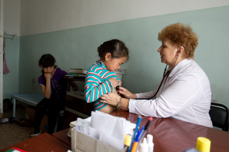 Семь учеников школы в Екатеринбурге обратились к медикам с жалобами на недомогание, проводится проверка