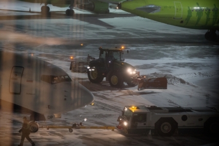 Три самолета, летевшие в Екатеринбург, из-за снегопада сели в Перми