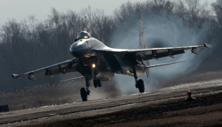 Летчики на истребителях Су-35 и МиГ-31 провели учебные воздушные бои в Приморье