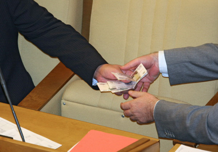 Два депутата якутского парламента подозреваются в получении взятки
