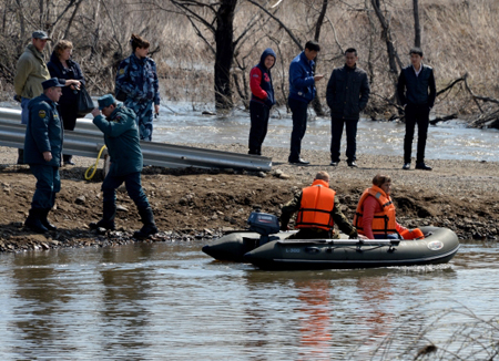Спасатели сняли трех школьниц с льдины на пруду в Свердловской области