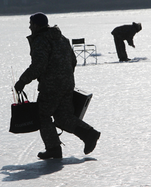 Спасатели эвакуировали двух человек с дрейфующего во льдах катера в Югре