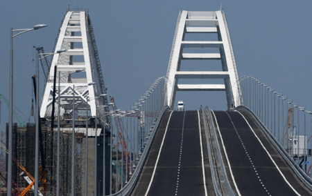 Путин за рулем "КамАЗа" пересекает Керченский залив по Крымскому мосту