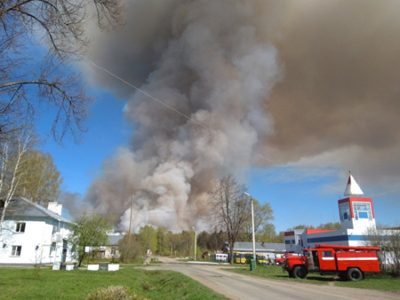Полная ликвидация пожара в удмуртском Пугачеве может занять до трех суток - МЧС