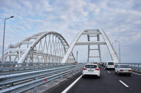 Более 20 тыс. машин проехали по Крымскому мосту за первые сутки работы