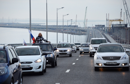 Число автомобилей, воспользовавшихся Крымским мостом, приблизилось к 100 тысячам