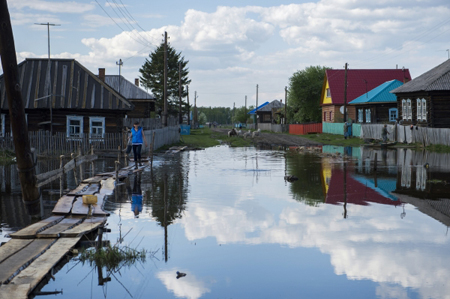 Три села на реке Лена остаются подтопленными в Якутии