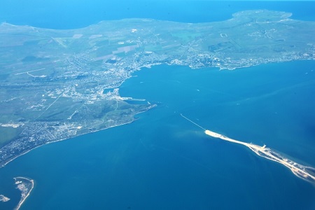 Крым передал в федеральную собственность землю острова Тузла, через который проходит мост