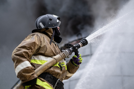 Пожарные потушили горевшее здание в Грозном