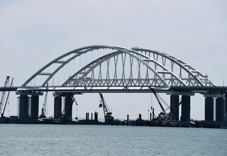 Проезд по Крымскому мосту будет бесплатным, заверил президент Путин