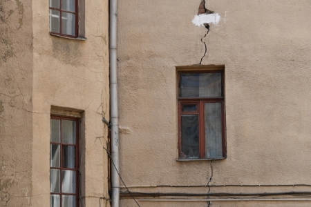 Влага стала причиной появления трещин и провала пола в многоквартирном доме в Кемерово - мэр