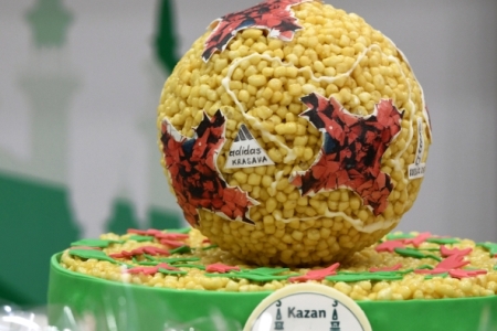 Четырехтонный чак-чак в виде футбольного мяча приготовили в Казани и раздали его болельщикам ЧМ-2018