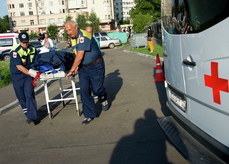 В Москве выясняют обстоятельства падения мужчины из окна на двух болельщиков из Аргентины – источник