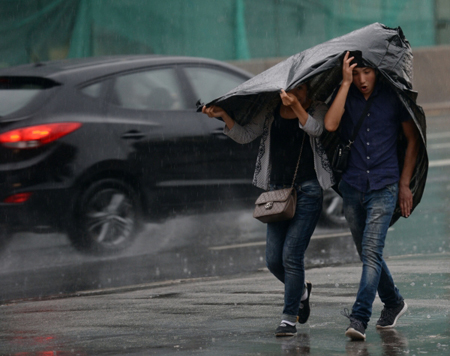 "Желтый" уровень погодной опасности объявлен на пятницу в столичном регионе из-за дождей и гроз