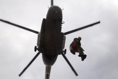 Более 30 человек обследуют упавший вертолет в ХМАО