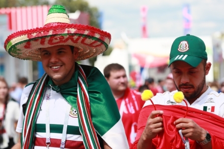 Шведские и мексиканские футбольные болельщики устроили шествие по Екатеринбургу в преддверии матча