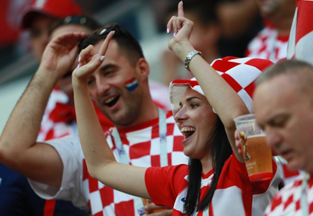 Болельщики сборной Хорватии праздновали в центре Москвы выход в финал чемпионата мира