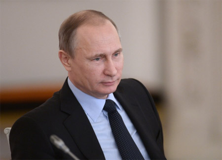 Путин осмотрел стенд "Москва - территория развития"