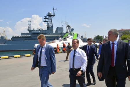 Медведев лично убедился в улучшении качества дорог Севастополя