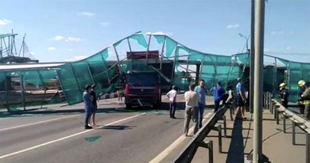 Рухнувший переход на Ярославском шоссе уберут с помощью тяжелого крана