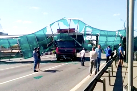Спасатели восстановили движение после обрушения моста на Ярославском шоссе