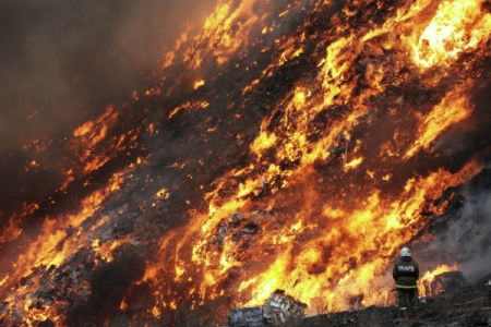 Тушить пожар на мусорном полигоне в Смоленской области помогает авиация