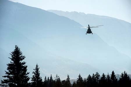 Спасатели подключили вертолет к поискам туристки, пропавшей во время крушения катамарана в Хакасии