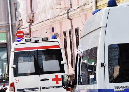 Три человека погибли при столкновении поезда и легковушки на переезде в Дагестане