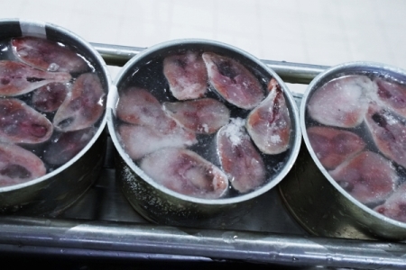 Более 2 тыс. банок рыбных консервов изъято из продажи после отравления 13 человек в Якутии