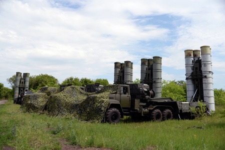 Военные на учении под Калининградом развернули модернизированные С-300