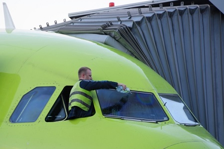 Авиарейс из Красноярска в Томск задерживается на 6 часов по техническим причинам
