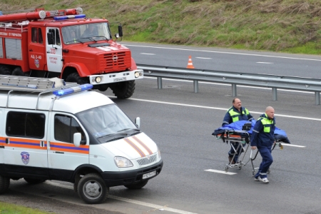 Три человека погибли при столкновении легковушки и микроавтобуса в Кировской области